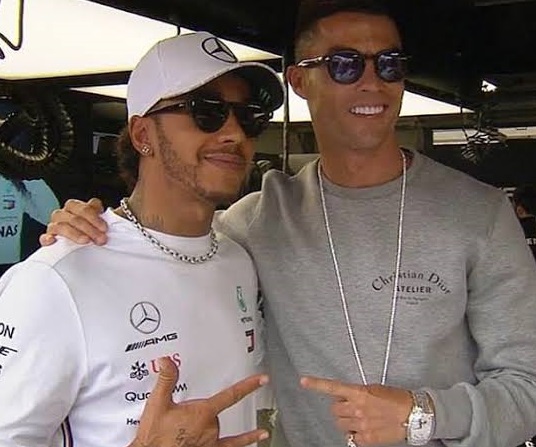Lewis Hamilton, pe urmele lui Cristiano Ronaldo! Campionul mondial și-a afișat „pătrățelele” pe Instagram. CR7, reacție virală: „Nu ești chiar cum sunt eu” | VIDEO