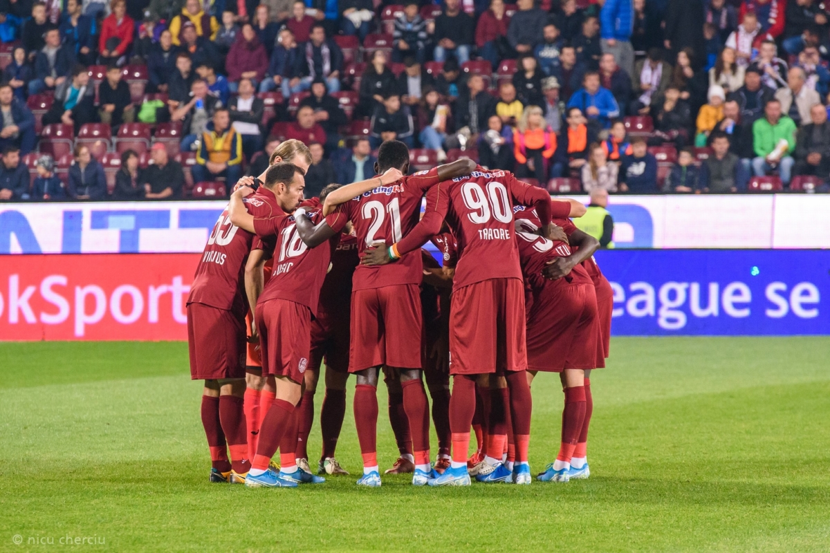 CFR Cluj, lovită din nou de COVID-19. Încă un jucător a fost depistat pozitiv înaintea duelului cu Dinamo