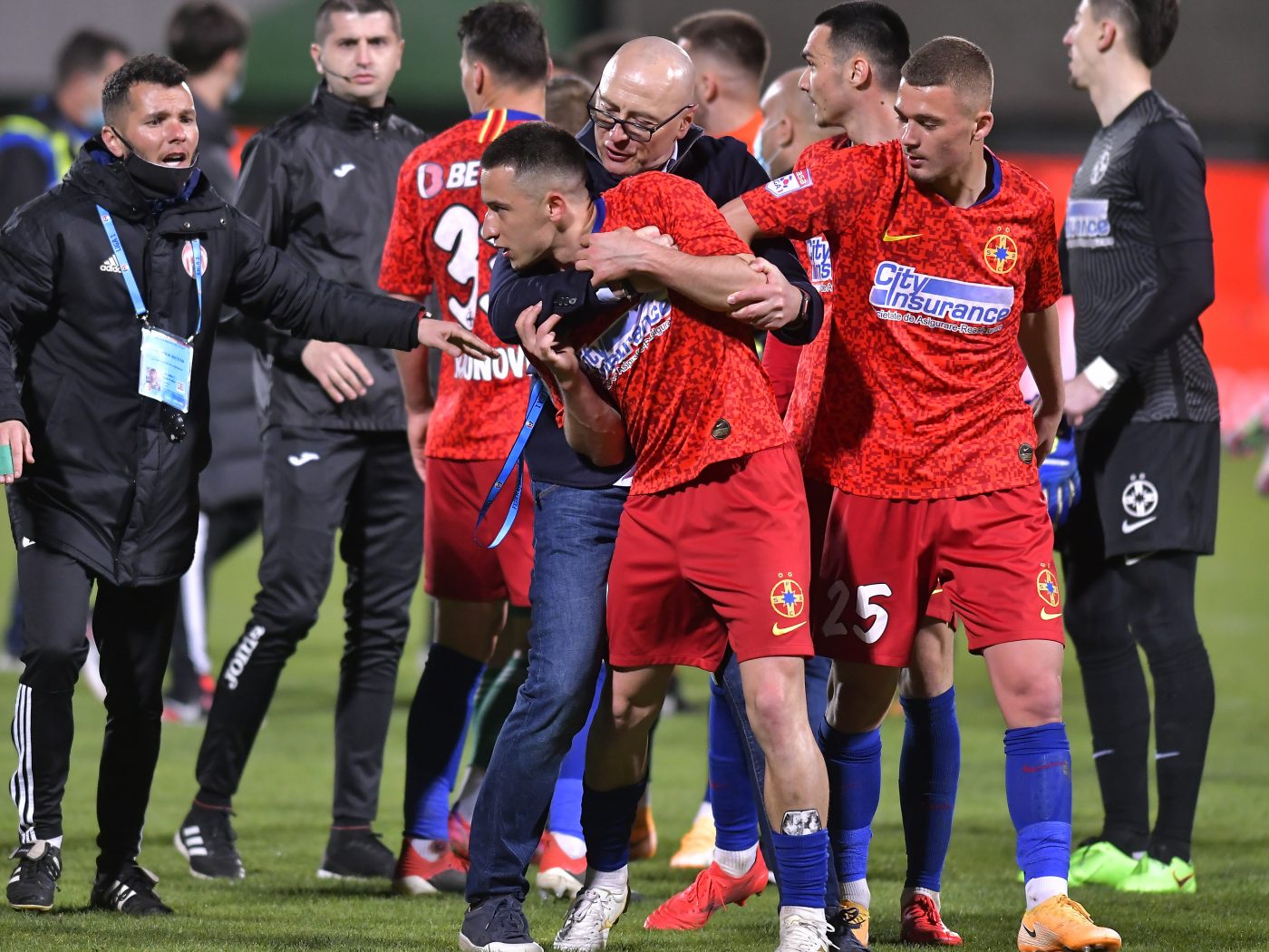 Leo Grozavu, anunț pentru CFR Cluj, FCSB și Craiova: „Eu mă gândesc la titlu, puteam fi o surpriză de genul Viitorul!” Urmează transferuri pe bandă la Sepsi