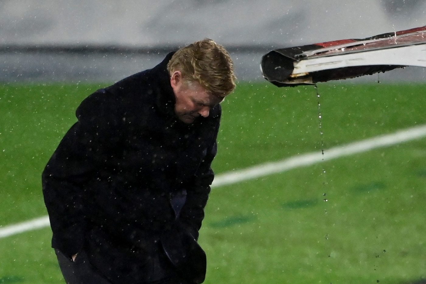 Ronald Koeman a făcut scandal și l-a lăsat cu ochii-n ploaie pe reporter după „El Clasico” dintre Real Madrid și Barcelona: „Este un penalty foarte clar!” | VIDEO