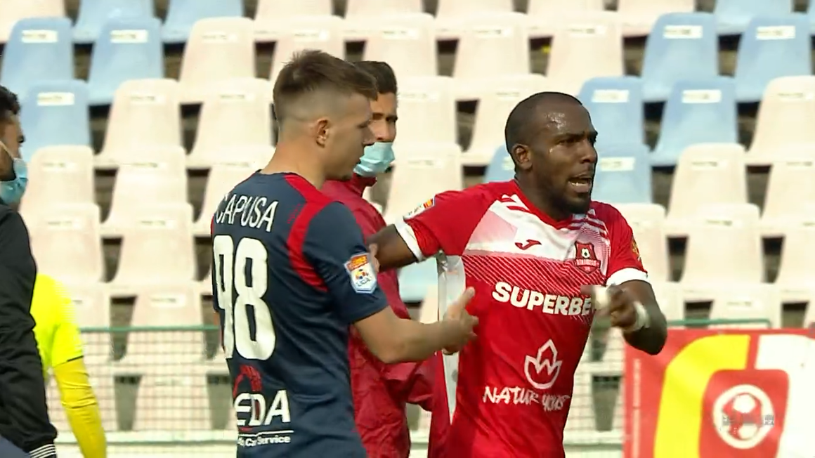 Scandal cu tentă rasistă în Liga 1! Acuzații grave după Chindia – Hermannstadt. „I-a făcut semne obscene. L-a provocat tot meciul!”