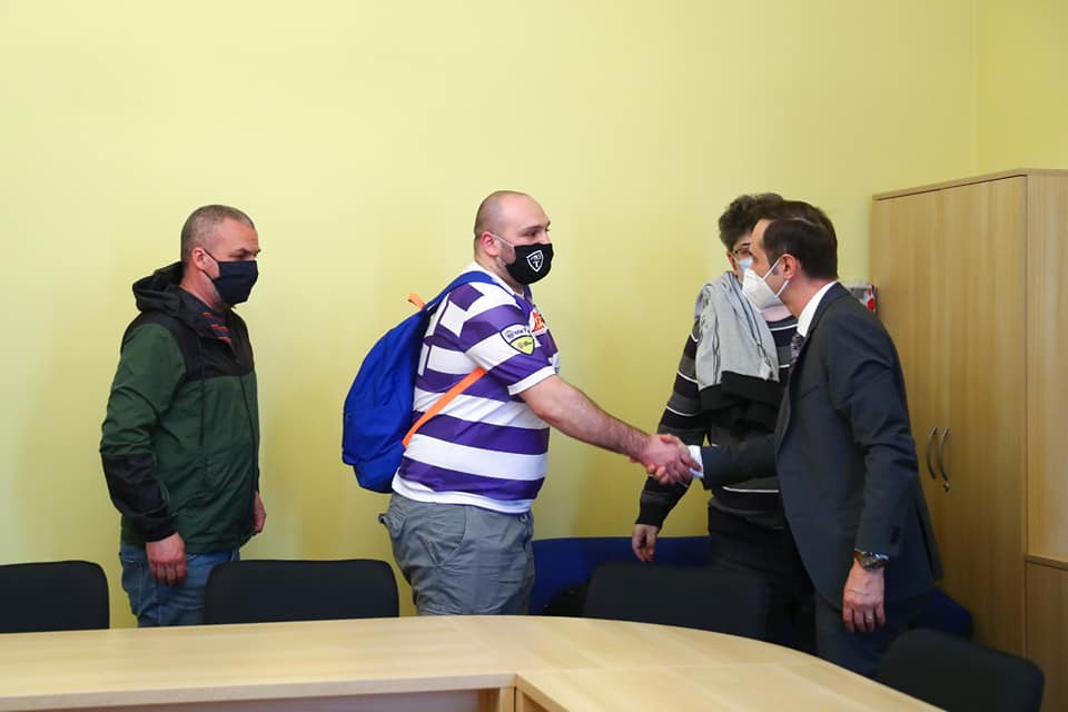 Președintele Consiliului Județean Timiș a întors-o ca la Ploiești pentru noul stadion al Timișoarei! Asaltat de critici, Alin Nica face pe eroul și spune că va elimina pista de atletism, propusă tot de el!