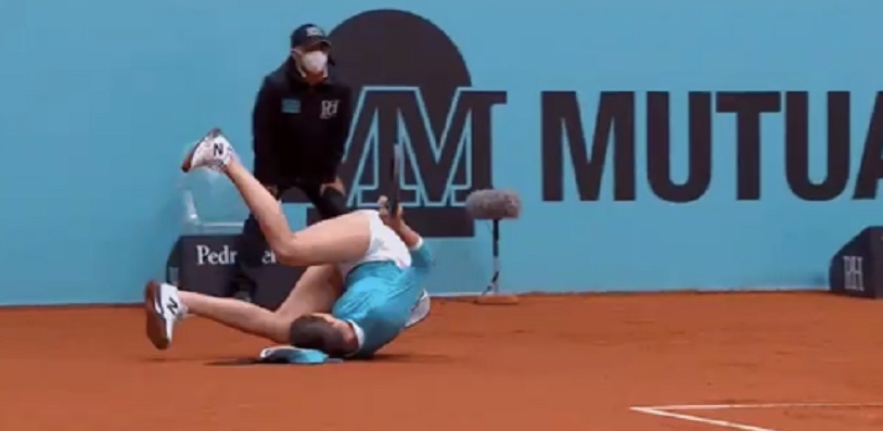 Sorana Cîrstea, căzătură cumplită în primul tur la Madrid! Românca a avut nevoie de intervenția medicului | VIDEO