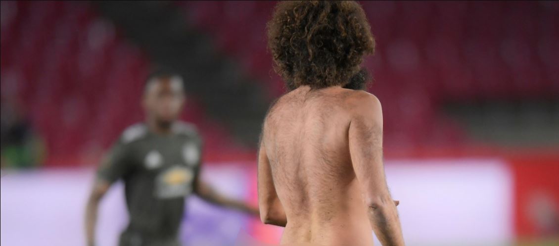 Incident halucinant în Granada – Manchester United! Meciul a fost întrerupt după ce un bărbat dezbrăcat a pătruns pe teren