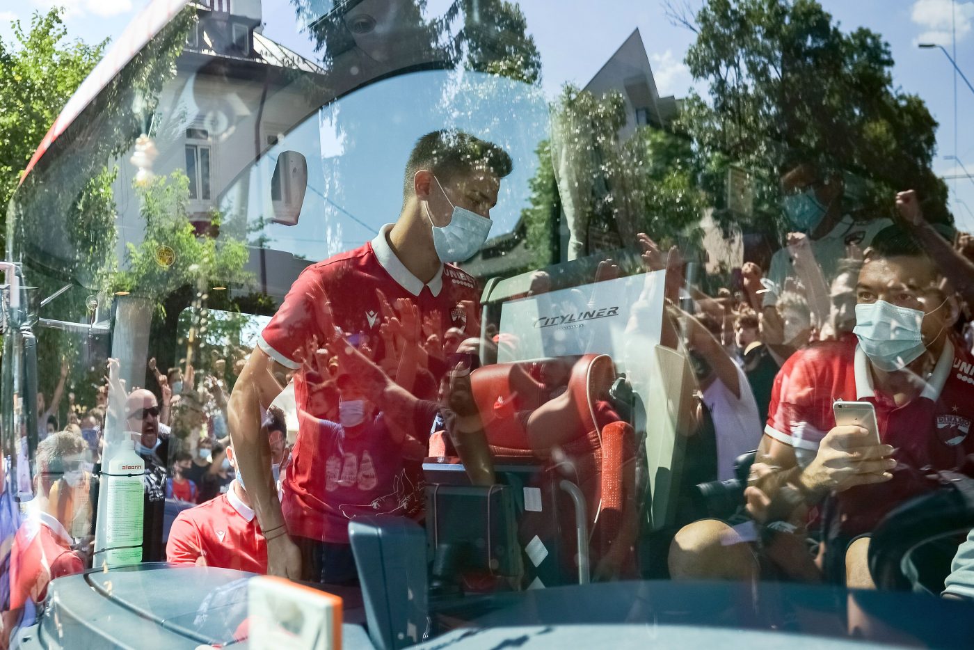 Suporterii lui Dinamo, atac la jucători imediat după meci, la Mediaș: „Mercenarilor! Ne băgați în «B»” | VIDEO