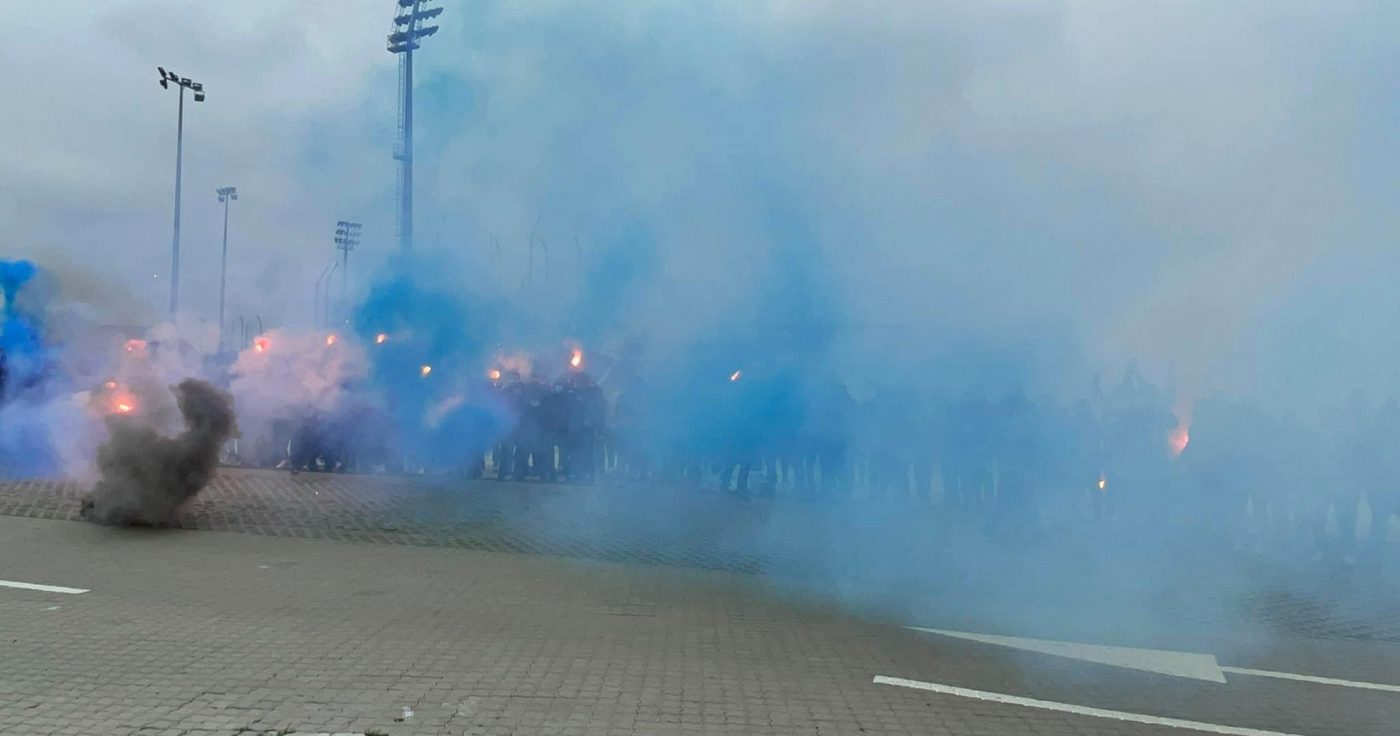 Jucătorii Universităţii Craiova, încurajaţi de fani înaintea derby-ului cu FCSB: „Din generaţie în generaţie de vreţi să fiţi amintiţi, luptaţi, învingeţi, faceţi-ne fericiţi!”