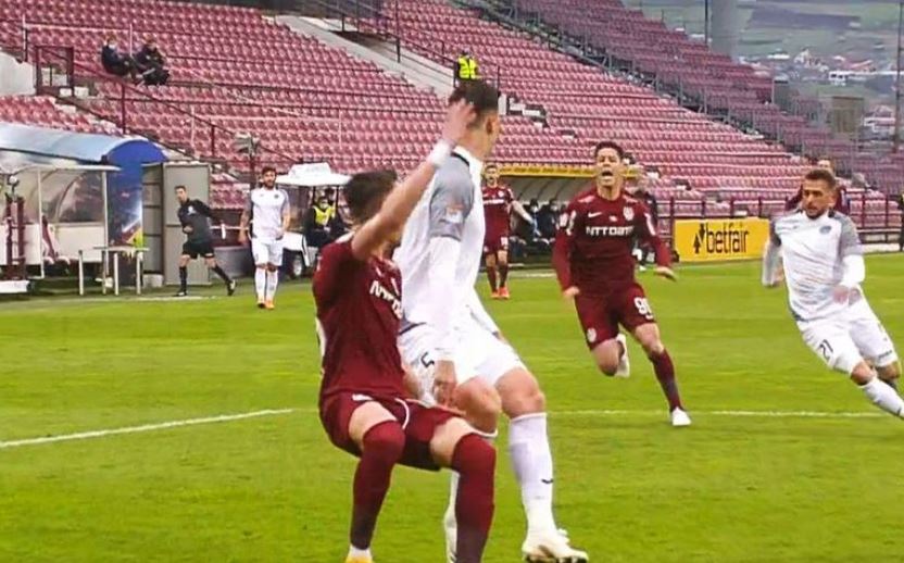 Arbitrajul din Liga 1, din nou în centrul discuțiilor! Cele două decizii controversate de la meciul dintre CFR și Academica Clinceni | FOTO