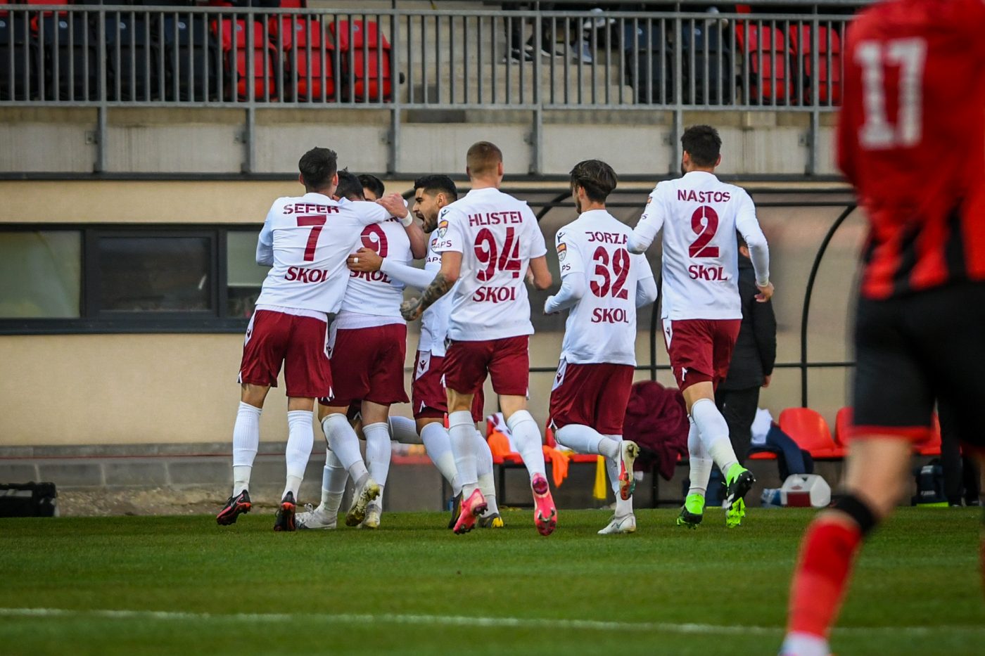 Rapid e pe locul 1 în play-off-ul Ligii 2, Mihai Iosif îi laudă pe jucători: ”Nu poți realiza nimic fără sacrificiu și dăruire.” A remarcat o schimbare importantă, după ce a fost numit ”principal”: ”De trei meciuri, asta se întâmplă”