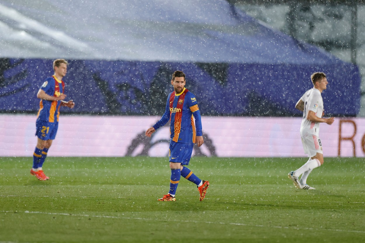 Cum a întrerupt ploaia „El Clasico”! Arbitrul, nevoit să oprească meciul pentru a-și schimba casca. Leo Messi a început să tremure din cauza frigului pe teren | FOTO & VIDEO