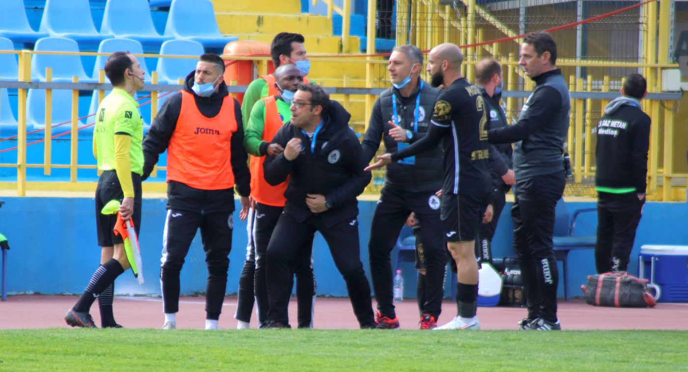 Mihai Teja explică de ce a fost trimis în tribună la meciul Hermannstadt – Gaz Metan, după faza controversată de arbitraj: „N-am reuşit să mă stăpânesc, am intrat pe teren”