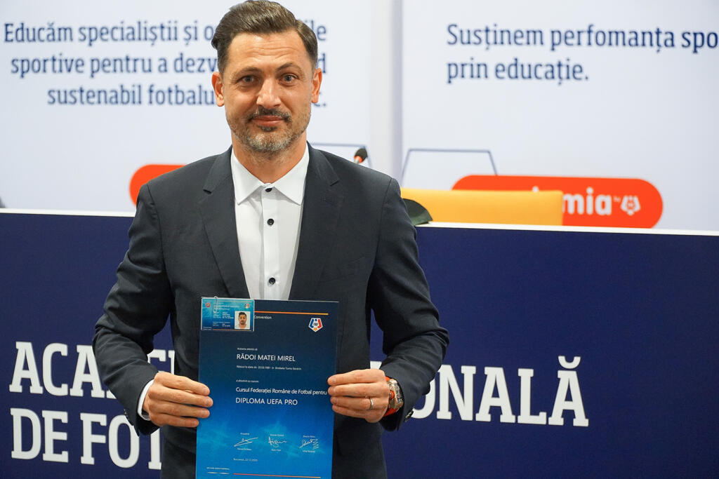 Mirel Rădoi și Adi Mutu, antrenori „cu acte”. Absolvenții licenței UEFA PRO au primit diplomele | FOTO & VIDEO