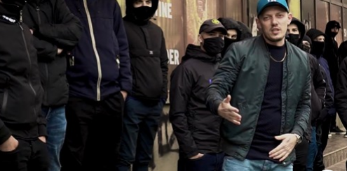 Rapperul „Mutu” din Craiova a lansat o nouă piesă în care apar ultrașii din Peluza Sud 97! VIDEO