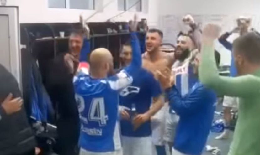 Poli Iași a rămas pe ultimul loc, dar jucătorii au declanșat fiesta în vestiar după victoria cu Hermannstadt: „Să vină salariul!” | VIDEO