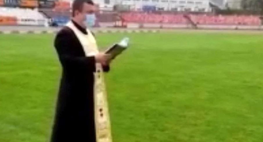 Așa speră să scape de retrogradare! Dinamoviștii au chemat preotul în „Ștefan cel Mare”. Șlujbă religioasă pe teren și la vestiare | FOTO