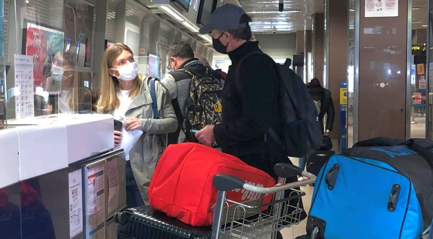 Simona Halep a plecat la Stuttgart, cu gândul la echipa de Fed Cup a României: „Eu cred că fetele vor reveni!”. Detalii despre starea de sănătate a jucătoarei | FOTO
