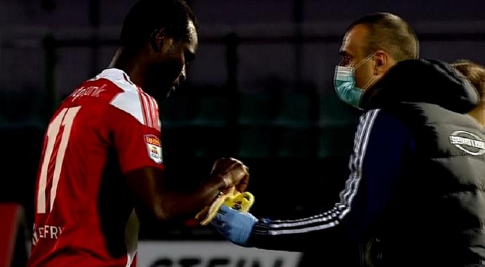 Moment rar în Liga 1! Boubacar Fofana a așteptat să se aprindă nocturna, ca să poată mânca. Imagini inedite de la Sepsi – Universitatea Craiova | FOTO