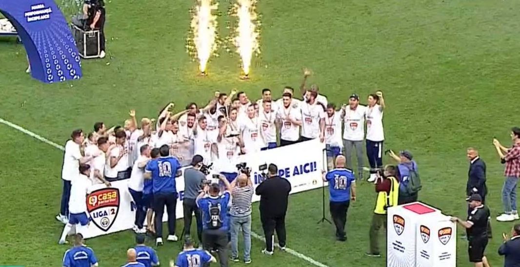Imagini senzaționale din Bănie! FC U Craiova a sărbătorit alături de suporteri promovarea în Liga 1 | FOTO & VIDEO