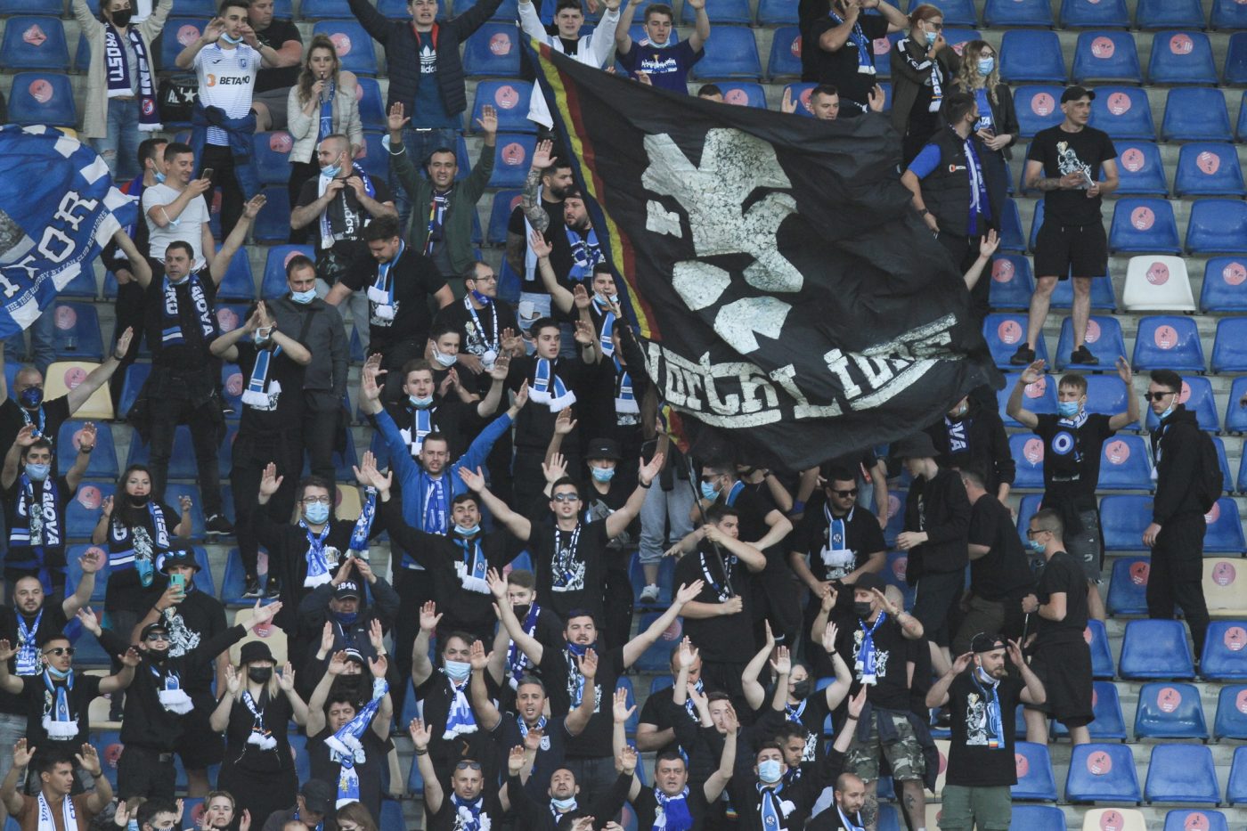 Fanii Universității Craiova, atmosferă incendiară la finala Cupei României! Imagini splendide din tribunele stadionului „Ilie Oană” | FOTO