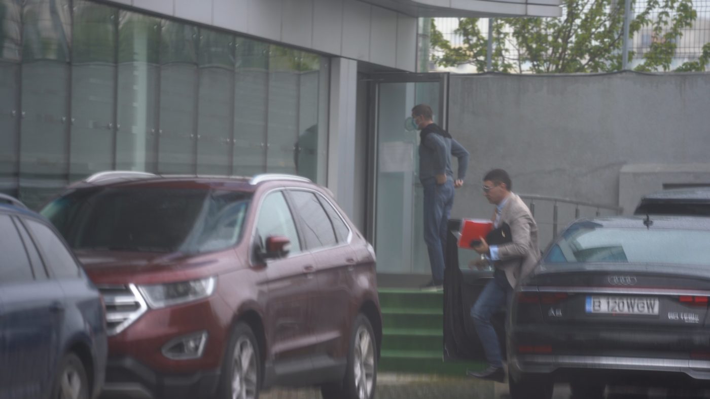 Cristi Brocea, apariție surprinzătoare! Cum a fost surprins fostul acționar de la Dinamo la sediul firmei sale, aflat în apropiere de „Ștefan cel Mare” + gestul portarului pentru afaceristul care aștepta în ploaie | FOTO EXCLUSIV