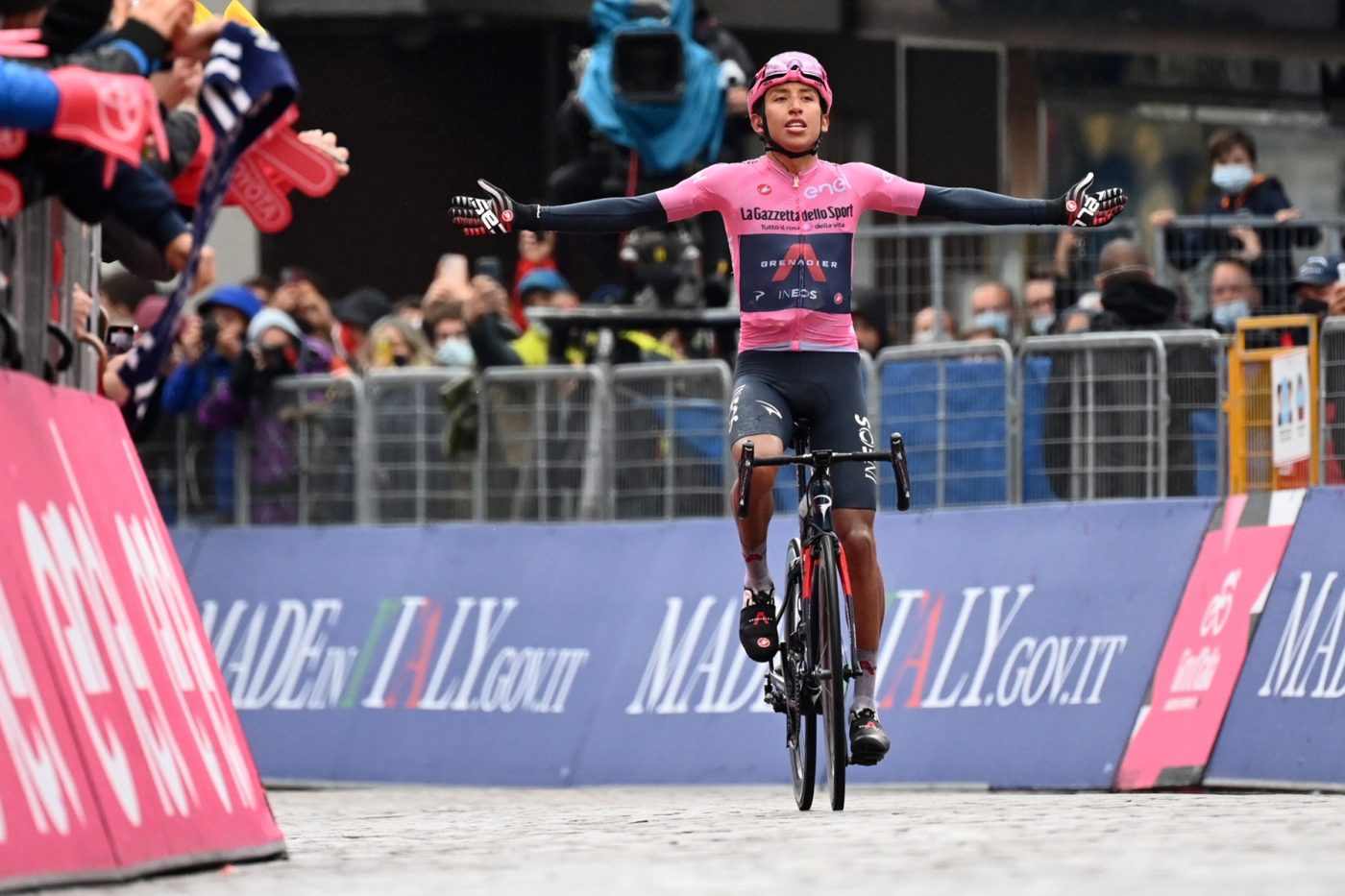 Egan Bernal, super victorie în Giro 2021! Columbianul a câștigat etapa „regină” și doar o minune îl mai poate da jos de pe primul loc | VIDEO