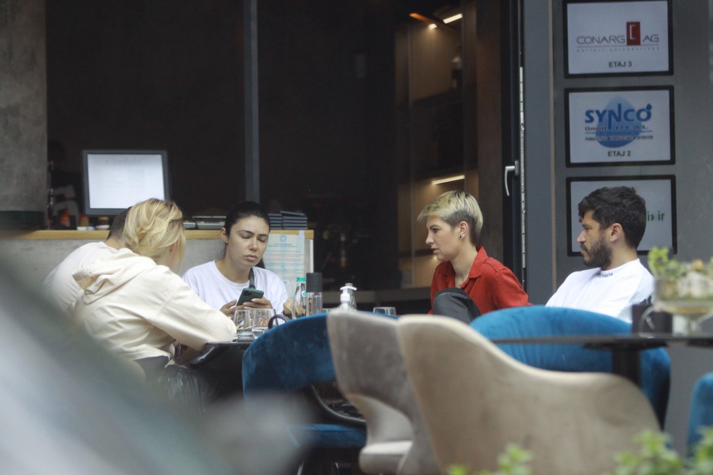 Cristi Tănase, momente de relaxare alături de iubită și prieteni la cafeneaua lui Alex Bourceanu din Dorobanți. Cum a fost surprins | FOTO EXCLUSIV
