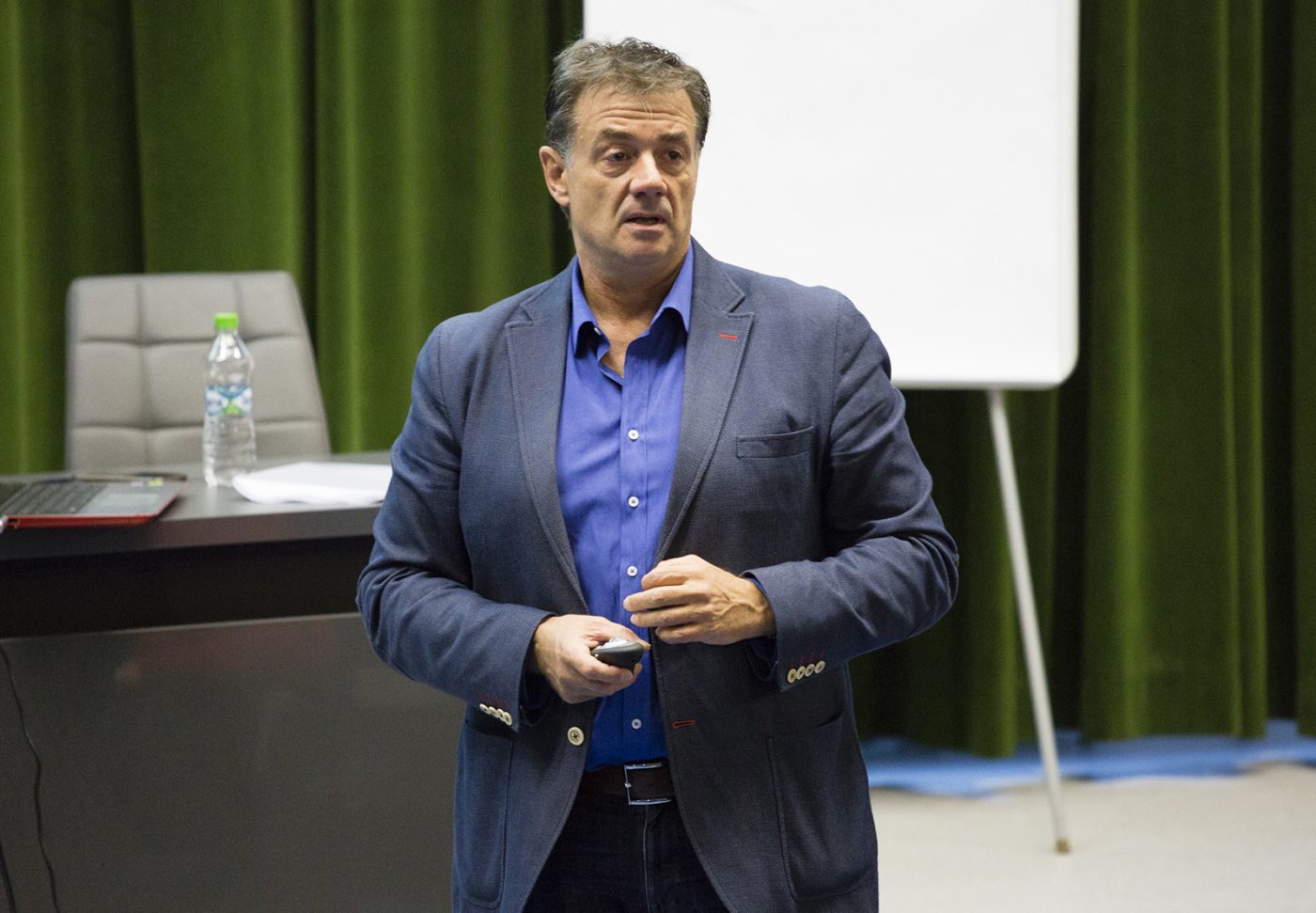 Kyros Vassaras, pus la zid de Ioan Andone după ultimele erori din Liga 1: „Trebuia schimbat de mult! Arbitrajul e prost!”. Cea mai bună soluție pentru înlocuirea sa: „Un român care să pună suflet!”