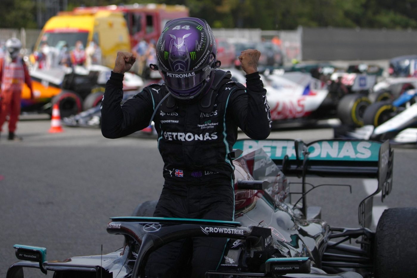 Lewis Hamilton a făcut din nou senzație și a câștigat Marele Premiu de Formula 1 al Spaniei. Max Verstappen, aproape de o mare victorie