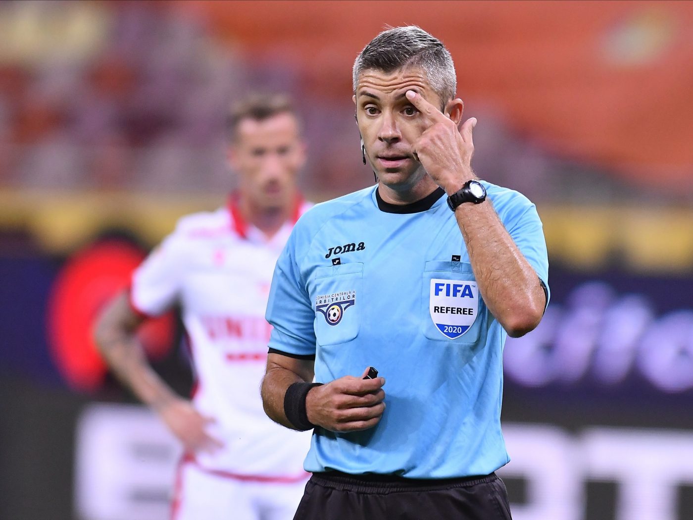 Două brigăzi de arbitri din România au fost delegate de UEFA la meciuri din grupele Conference League! Radu Petrescu îl „fluieră” pe Nicolae Stanciu