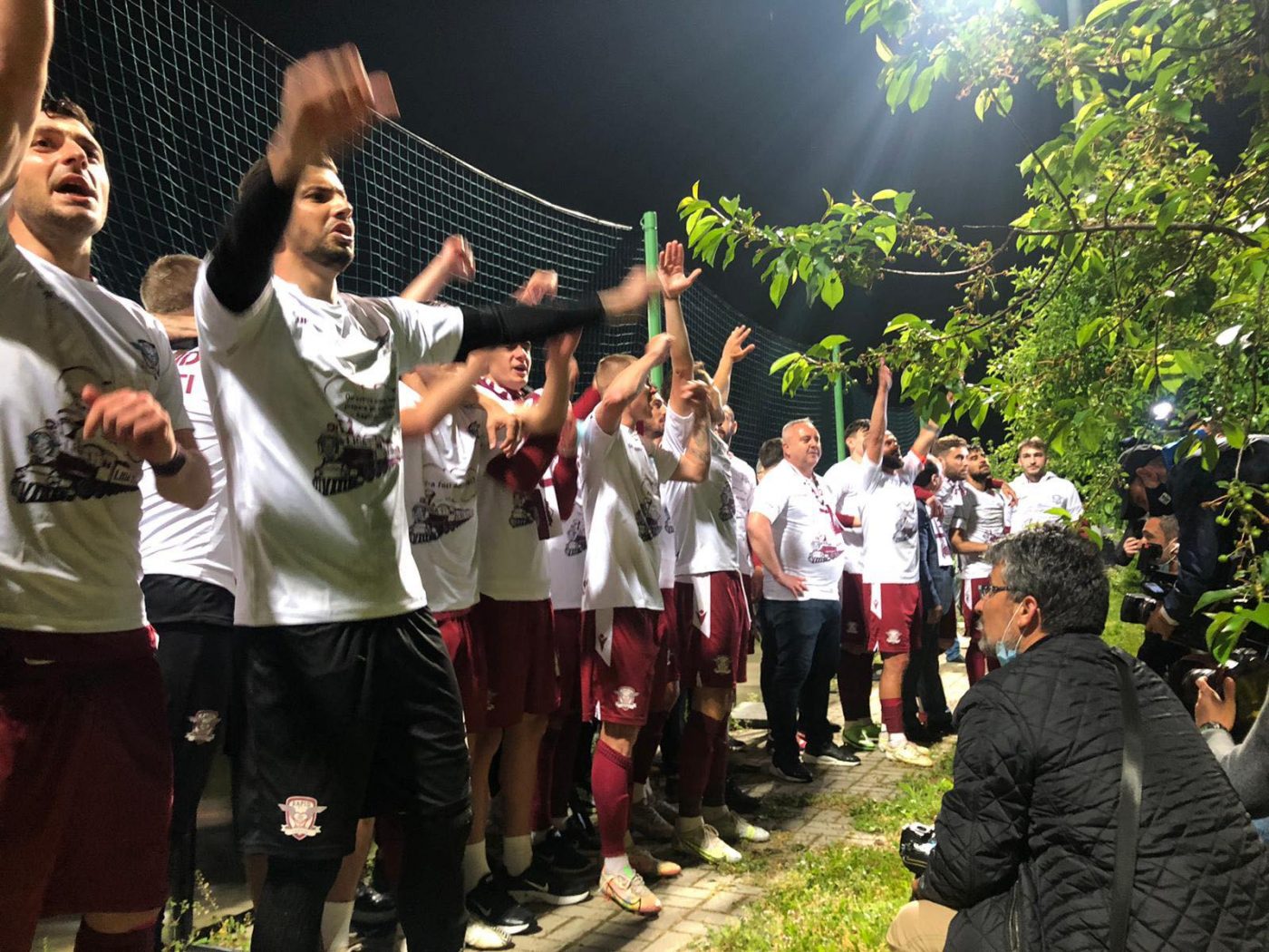Sărbătoare la Buftea! Rapidiștii, show alături de suporteri după calificarea în Liga 1 + Jucătorii i-au cântat lui Mihai Iosif și l-au cărat pe brațe | VIDEO