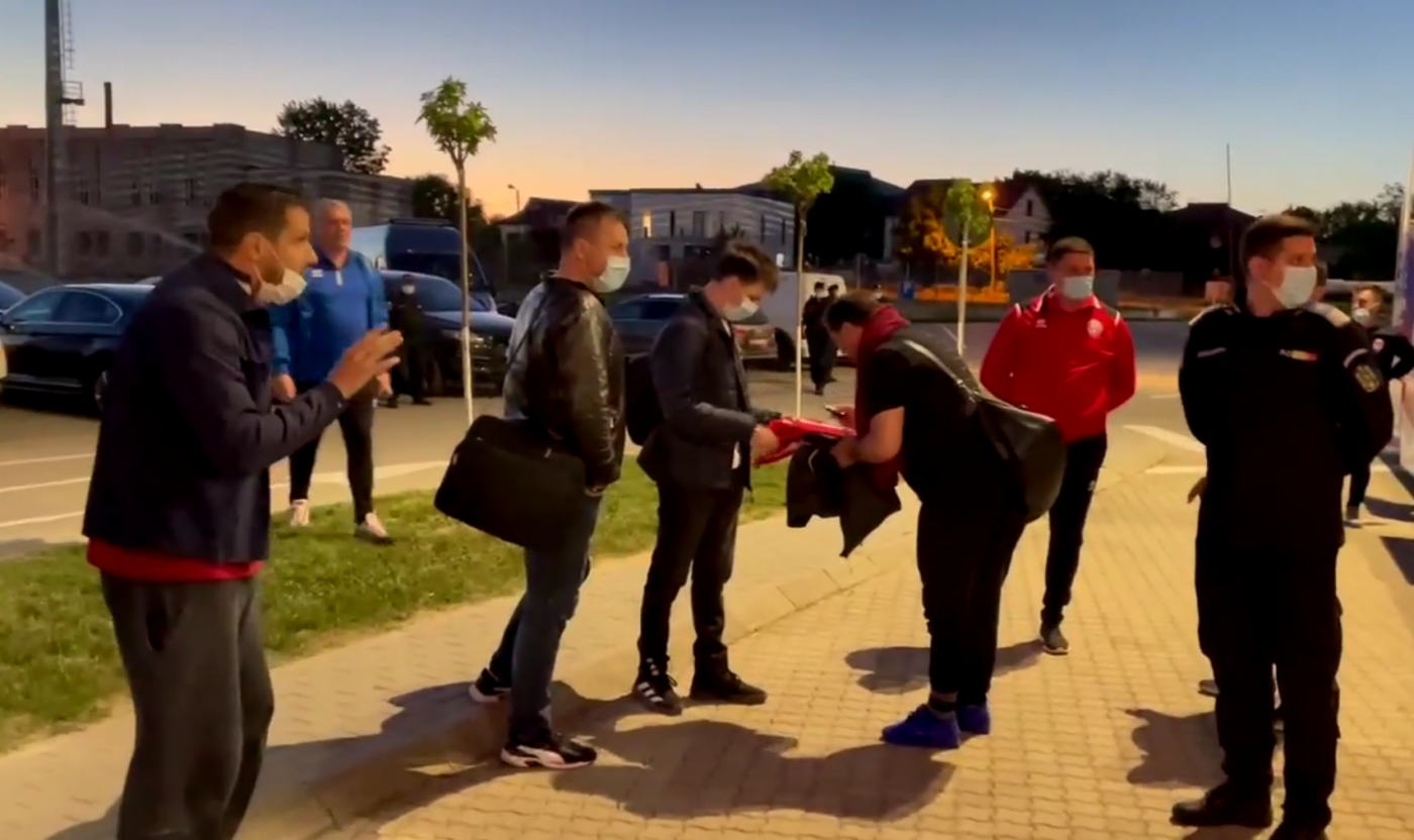 Scandalul de la Universitatea Craiova – FC Botoșani a continuat și în afara stadionului. „Sclavii lui Becali!” | VIDEO