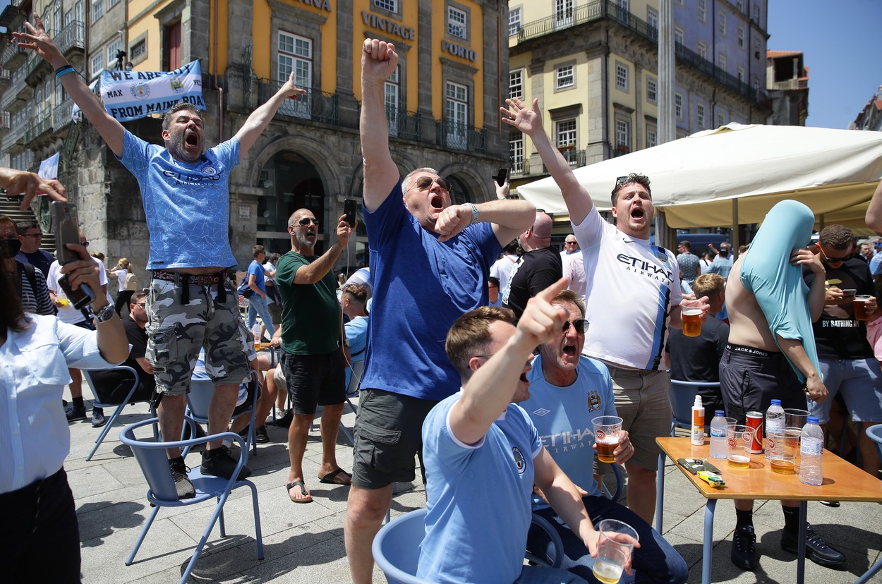 Show la terasele din Porto înaintea finalei UCL! Englezii au rămas la bustul gol și „s-au apucat serios de treabă”. Cum „s-au înfrățit” fanii lui Manchester City și Chelsea | FOTO&VIDEO