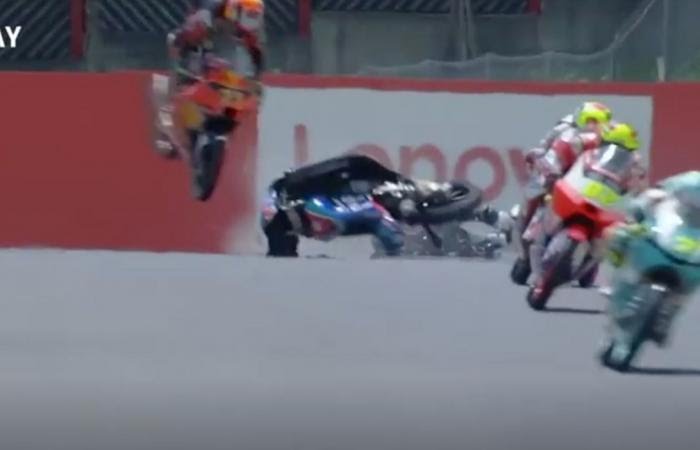 Tragedie în MotoGP! Un concurent de doar 19 ani a murit după ce a fost lovit de motocicletă. Imagini șocante cu accidentul elvețianului | VIDEO
