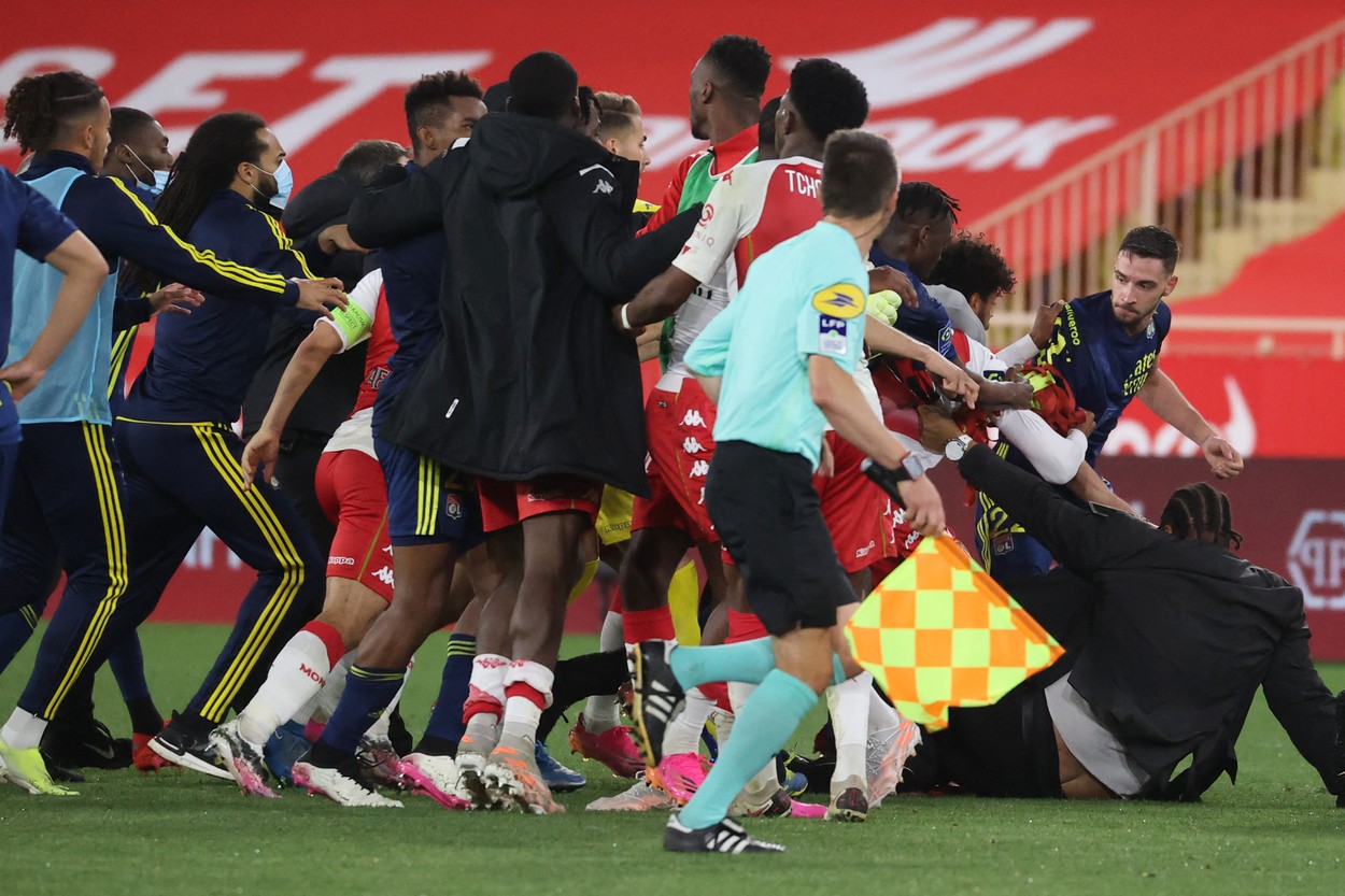 Meci nebun în Ligue 1! 5 cartonașe roșii după o bătaie generală la finalul partidei AS Monaco – Lyon | VIDEO