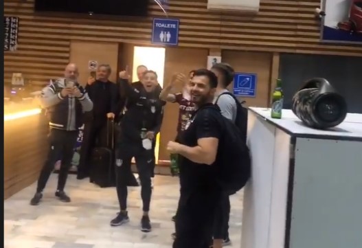 Imagini superbe din vestiarul campioanei CFR Cluj după cucerirea titlului! S-a petrecut cu bere și la aeroport | VIDEO