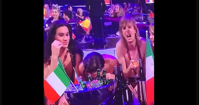 Incident șocant petrecut în direct la Eurovision! Italianul care a câștigat concursul, filmat în timp ce trăgea pe nas. Cum i-a atras atenția un coleg | VIDEO