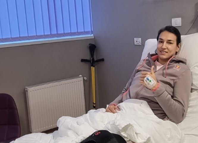 Cristina Neagu, operată la un cartilaj al genunchiului! Imagine de pe patul de spital: ”Totul a decurs bine”