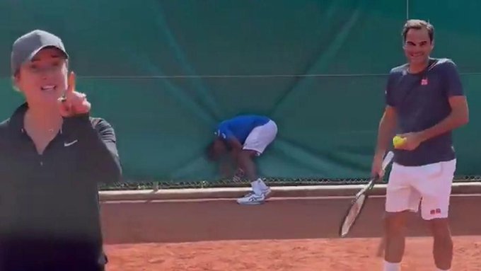 „Nu încercați asta acasă!” Roger Federer a acceptat o provocare periculoasă de la Elina Svitolina și l-a făcut KO pe Gael Monfils | VIDEO