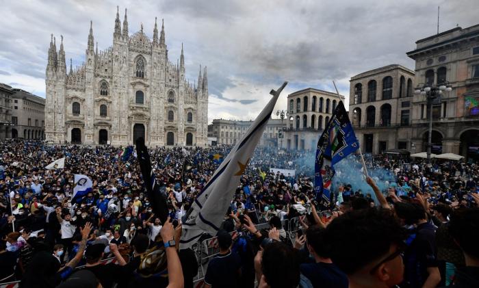 A început fiesta în Milano! Mii de fani s-au strâns în centrul orașului pentru a sărbători titlul câștigat de Inter + Reacția lui Antonio Conte: „O să dormim liniştiţi!” | VIDEO