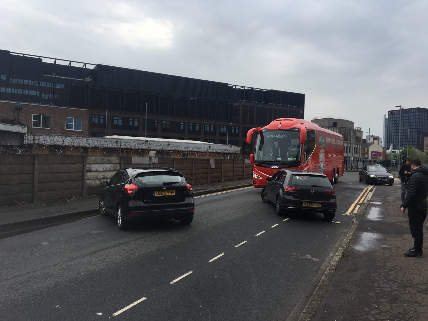 Fanii lui United au blocat autocarul celor de la Liverpool și i-au tăiat cauciucurile! Derby „nebun” pe Old Trafford. S-au marcat șase goluri