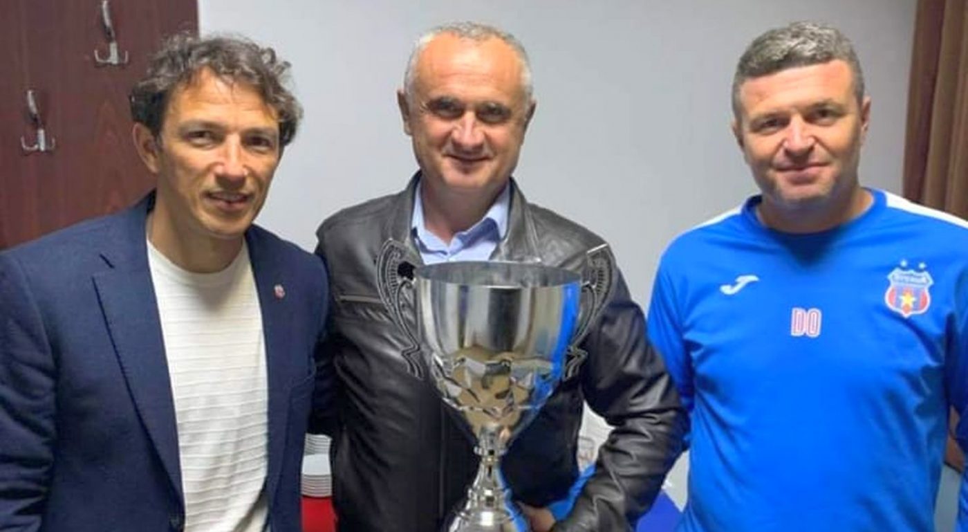 Apriție-surpriză la petrecerea Stelei! Fostul comandant al CSA, Mădălin Hîncu, a venit să se pozeze cu trofeul pentru promovarea în Liga 2! FOTO EXCLUSIV