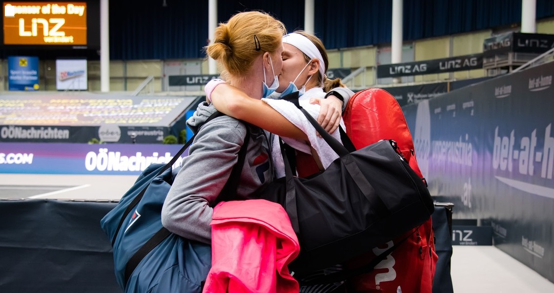 Cea mai bună dovadă că Paris este orașul iubirii! Două jucătoare de tenis s-au sărutat în arena de la Roland Garros | FOTO