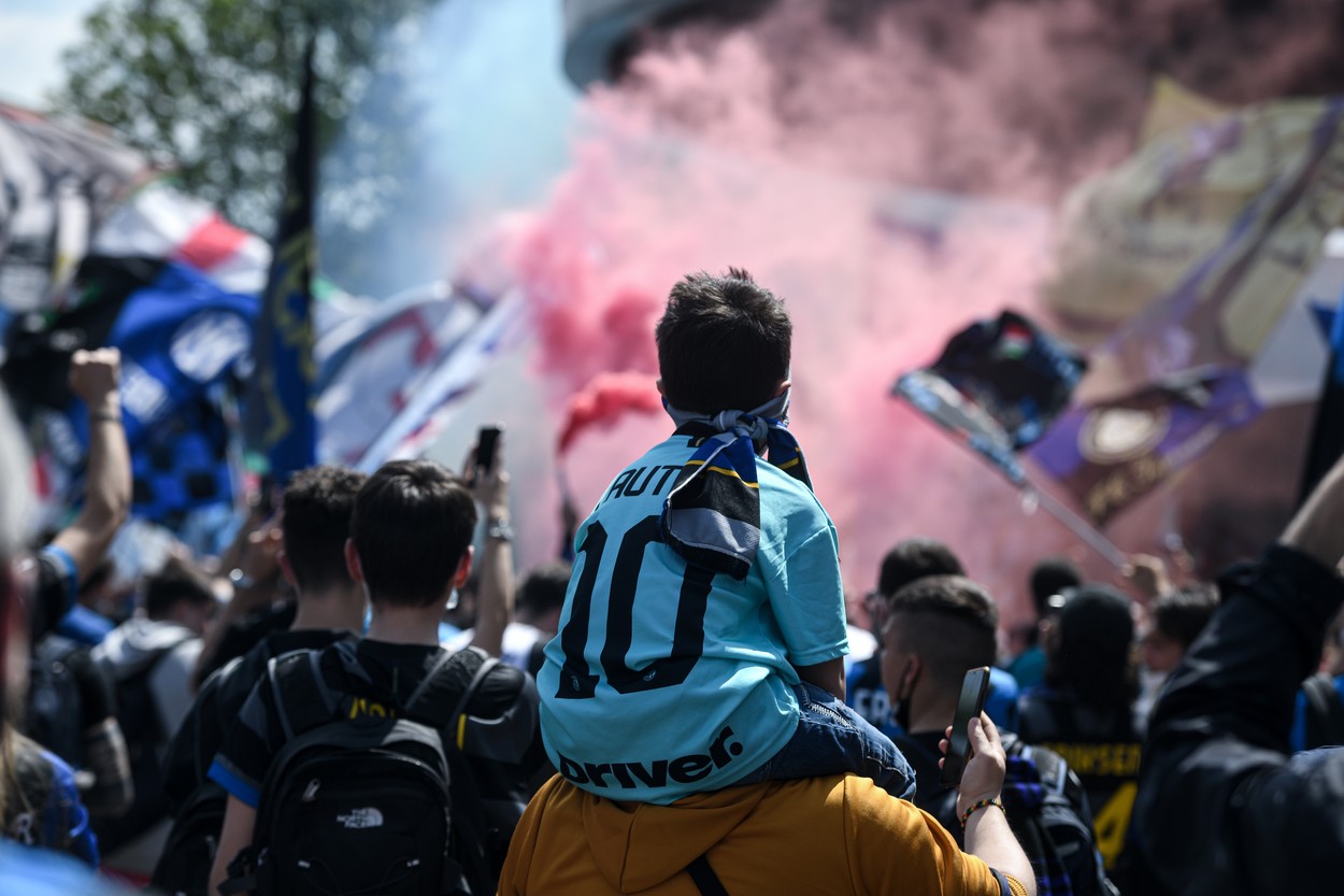 Sărbătoare la Milano! Mii de oameni au ieșit pe străzi, după ce Inter a ridicat trofeul de campioană | FOTO
