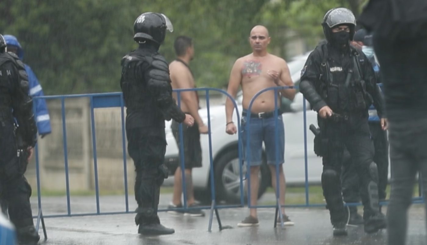 Scandal la Afumați! George Ogăraru și Iulian Miu s-au certat cu gazdele ca să le permită accesul fanilor lângă stadion. Suporterii, blocați în furtună | FOTO