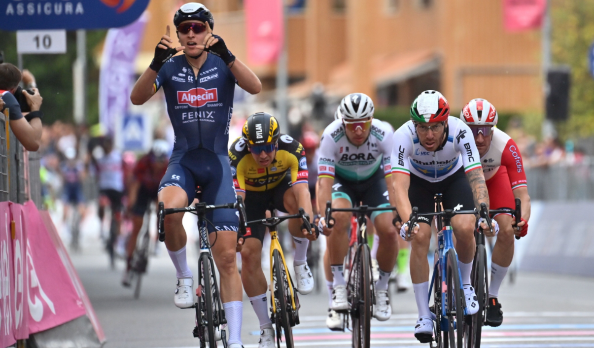 Tim Merlier a câștigat la sprint etapa a 2-a în Turul Italiei 2021. Filippo Ganna și-a păstrat tricoul roz