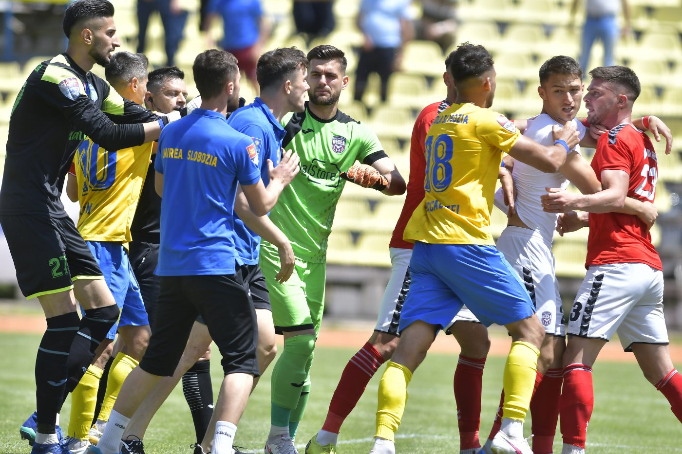 Sancțiuni drastice după scandalul de la barajul Unirea Slobozia – Fotbal Comuna Recea. Trei jucători și doi antrenori au fost suspendați și amendați. Acuzele continuă să curgă din ambele părți