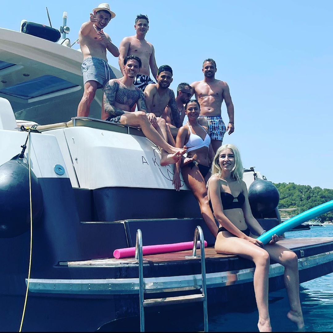 Dennis Man, Olimpiu Moruțan și Marius Marin, vacanță de vis alături de iubite și prieteni în Spania! Cum s-au pozat pe un yacht în largul mării | GALERIE FOTO
