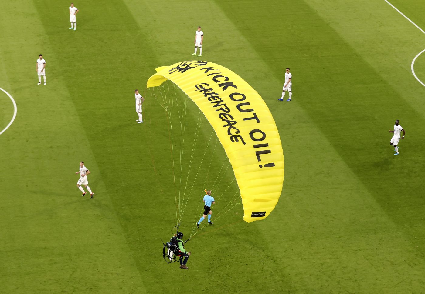 Activistul Greenpeace, la un pas să fie împușcat la meciul Franța – Germania 1-0. „Lunetiștii îl aveau în vizor. Ar fi plătit cu viața!”