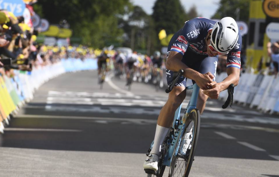 Mathieu van der Poel a dat recital pe Mur de Bretagne și a preluat tricoul galben în Turul Franței!