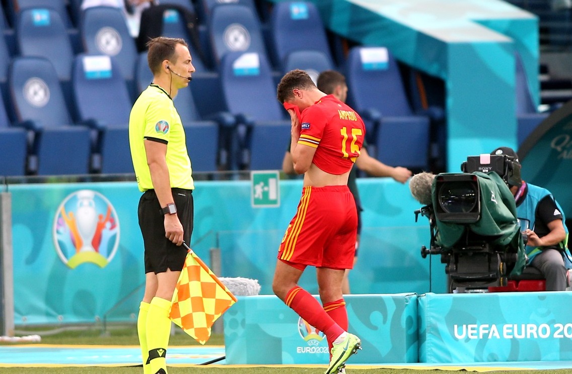 Ovidiu Hațegan a lăsat Țara Galilor în zece oameni la Euro 2020! Jucătorul a ieșit în lacrimi de pe teren. Decizie istorică luată de românul care a mai acordat un cartonaș roșu | FOTO