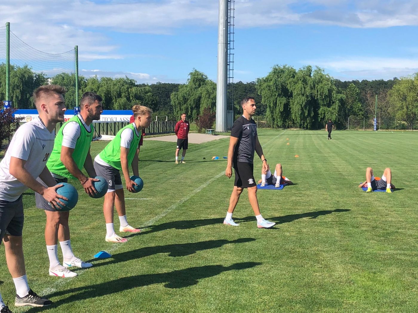 Rapid s-a reunit și pregătește debutul în Liga 1! Daniel Niculae: „Ne așteaptă un an foarte greu!”. Ce spune despre transferuri și despre Cristi Săpunaru + Pe ce stadion vor juca giuleștenii | FOTO & VIDEO